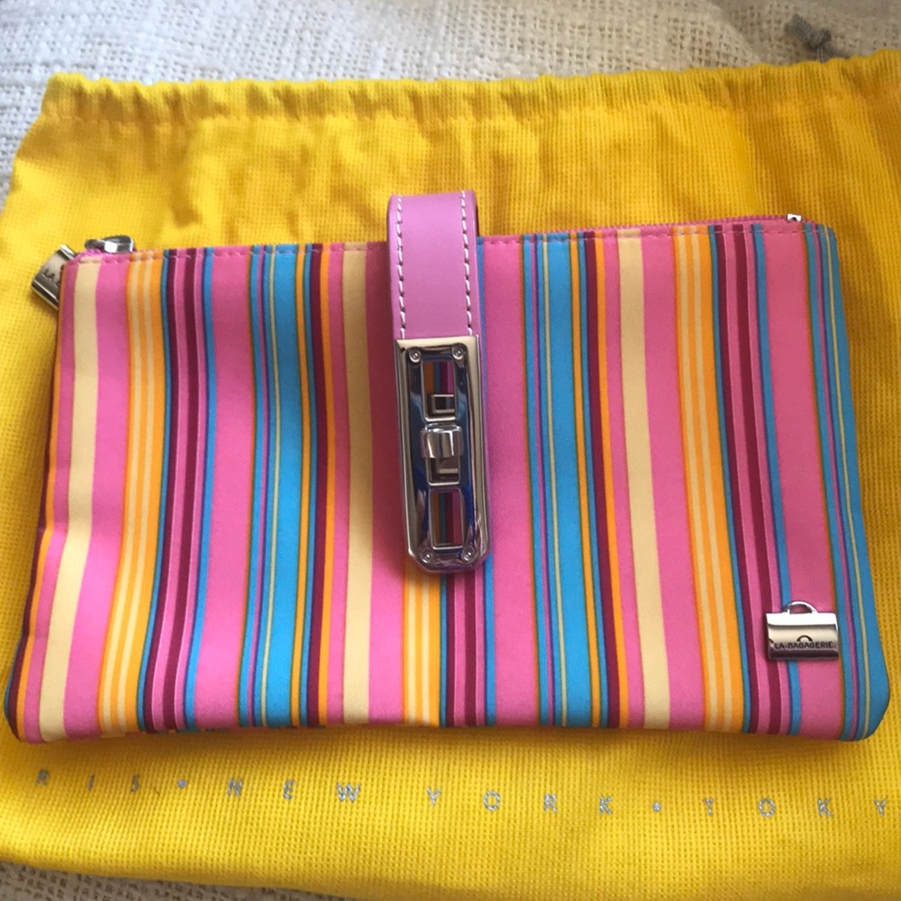 Open Wallet or small bag with inside zipper.
